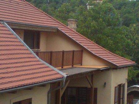 Emeleti terasz - vörös fenyő burkolat, borovi fenyő korlát